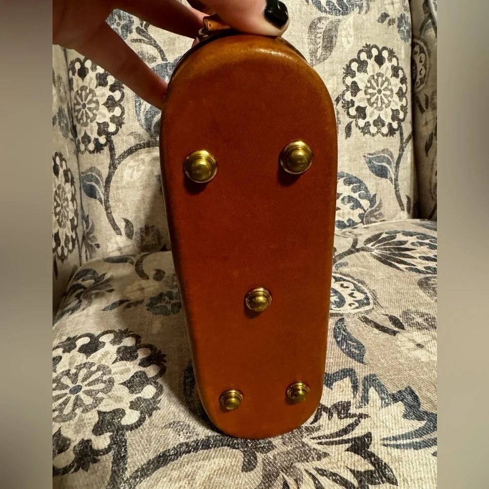 *Summer Clear Out* Vintage Dooney & Bourke crossbody - Picture 5 of 8